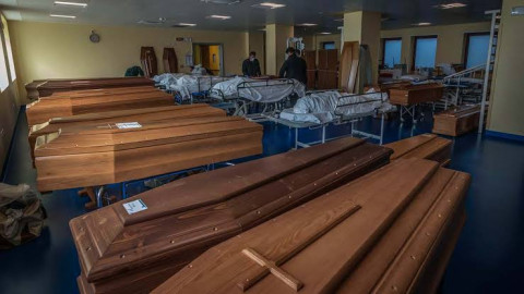 Ejército ayuda con crisis de féretros en Italia, serán incinerados