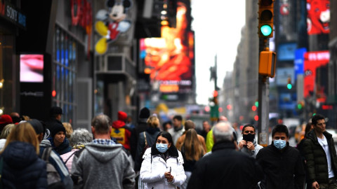 Nueva York ya no pedirá que personas vacunadas usen cubrebocas