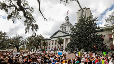 Aprueban ley que permitirá que maestros porten armas en escuelas