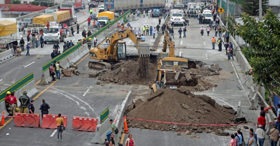 8 funcionarios serán sancionados por socavón en paso exprés