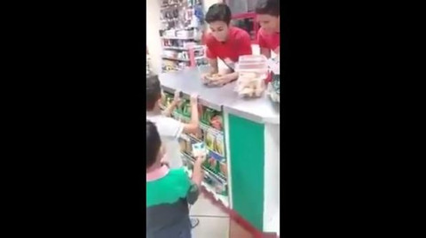 "Oye, ¿nos perdonas?", dicen tras robar unos chicles