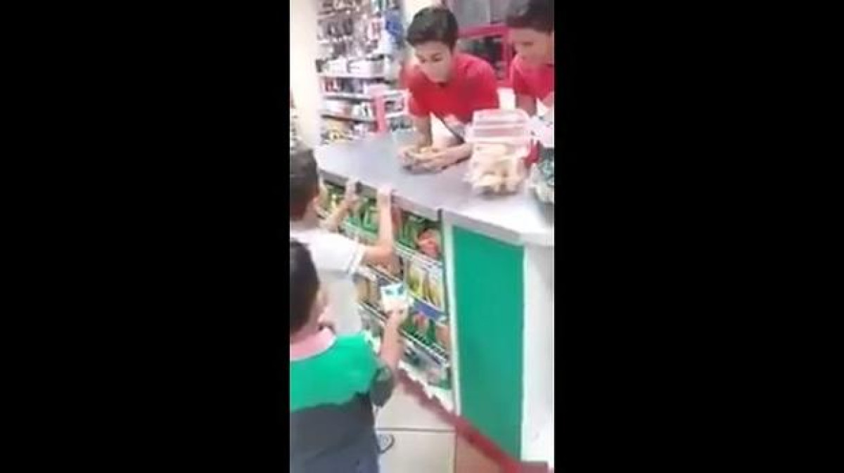 "Oye, ¿nos perdonas?", dicen tras robar unos chicles