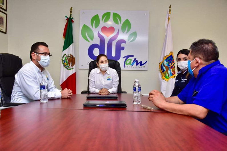 Firma DIF Reynosa convenio con Óptica Platino