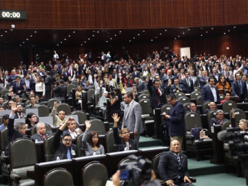 Diputados aprueban ley para bajar sueldos a servidores públicos