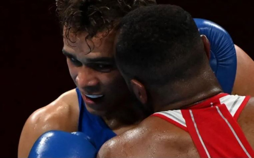Descalifican de los JO a boxeador tras querer morder a contrincante 