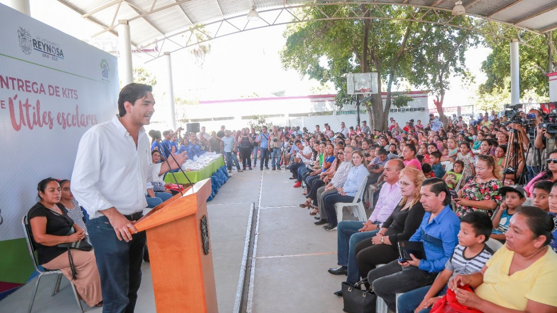 Entregan más de mil 800 kits de útiles escolares y mochilas