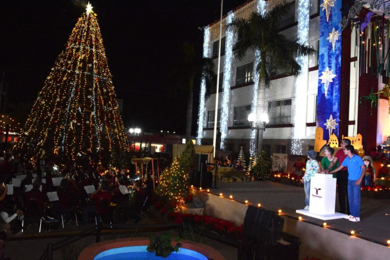 Encienden Américo y María monumental pino navideño