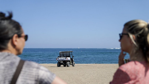 Desalojan playa de la Barceloneta por un artefacto explosivo