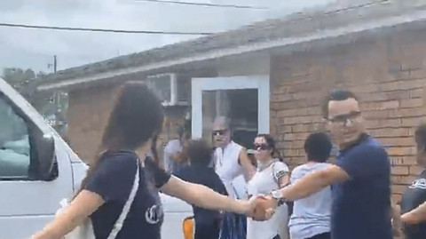 Cadena humana de vecinos evita que padre e hijo sean detenidos por ICE