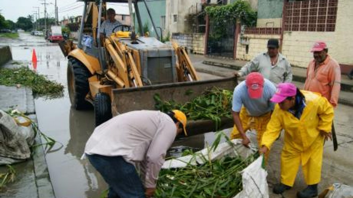 Realizan constante limpieza de canales pluviales en la zona sur de Altamira
