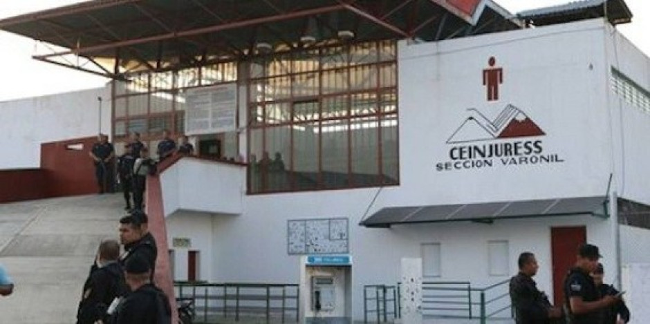 Vinculan a tres custodios por la fuga de dos reos en Jalisco