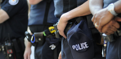 Oficial de Dallas dispara accidentalmente a su hijo