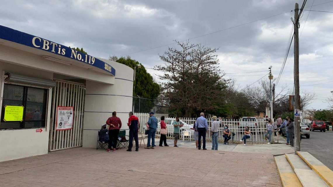 Pese a recomendaciones inician filas para vacunación 