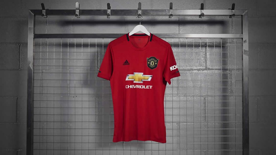 Pogba presenta la nueva camiseta del Manchester United