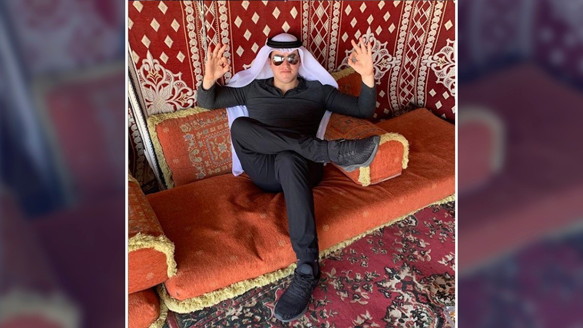 Senador presume sus fotos turisteando durante visita oficial a Qatar