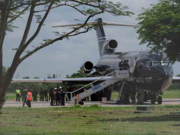 Suspenden deportación por supuesto motín de migrantes