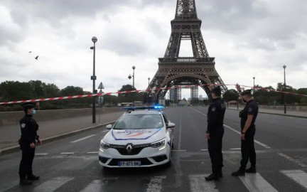 Cierran zona de la Torre Eiffel por amenaza de bomba 
