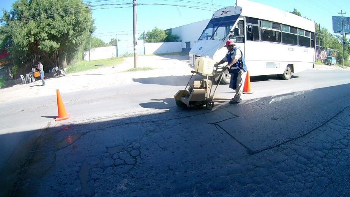 Delimitan cuadrillas municipales espacio para trabajar con seguridad