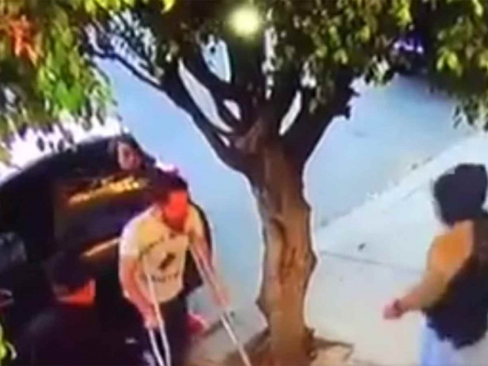 Roban vehículo a hombre en muletas