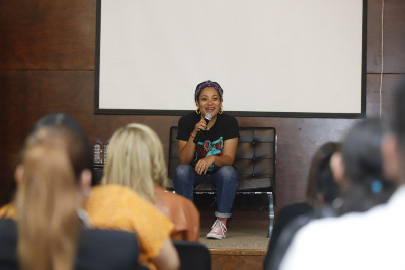 Carol Solís dialoga con neolaredenses sobre lucha por la igualdad 