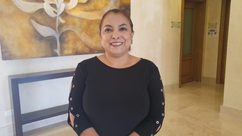 Mujeres frente a la parrilla en competencia 