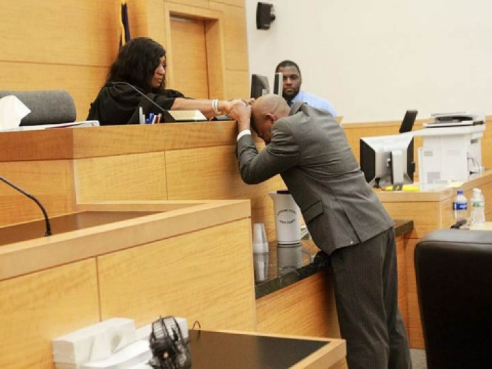 Declara corte de EU como inocente a hombre que pasó 27 años en prisión