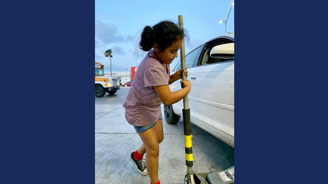 Niña de ocho años ayuda a su padre en vulcanizadora