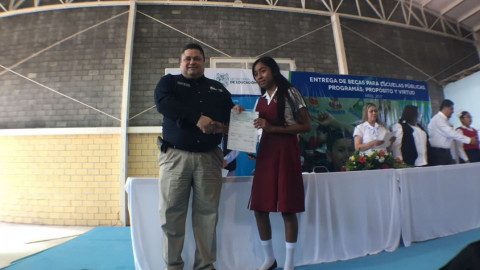 Reciben más de 15 mil alumnos becas educativas