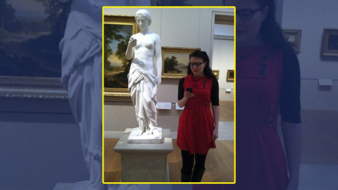 Asombro en redes por supuesta estatua con smartphone