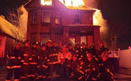 Bomberos se toman foto frente a casa en llamas