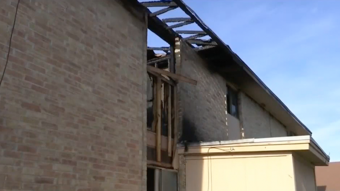 Incendio en departamentos desplaza a residentes