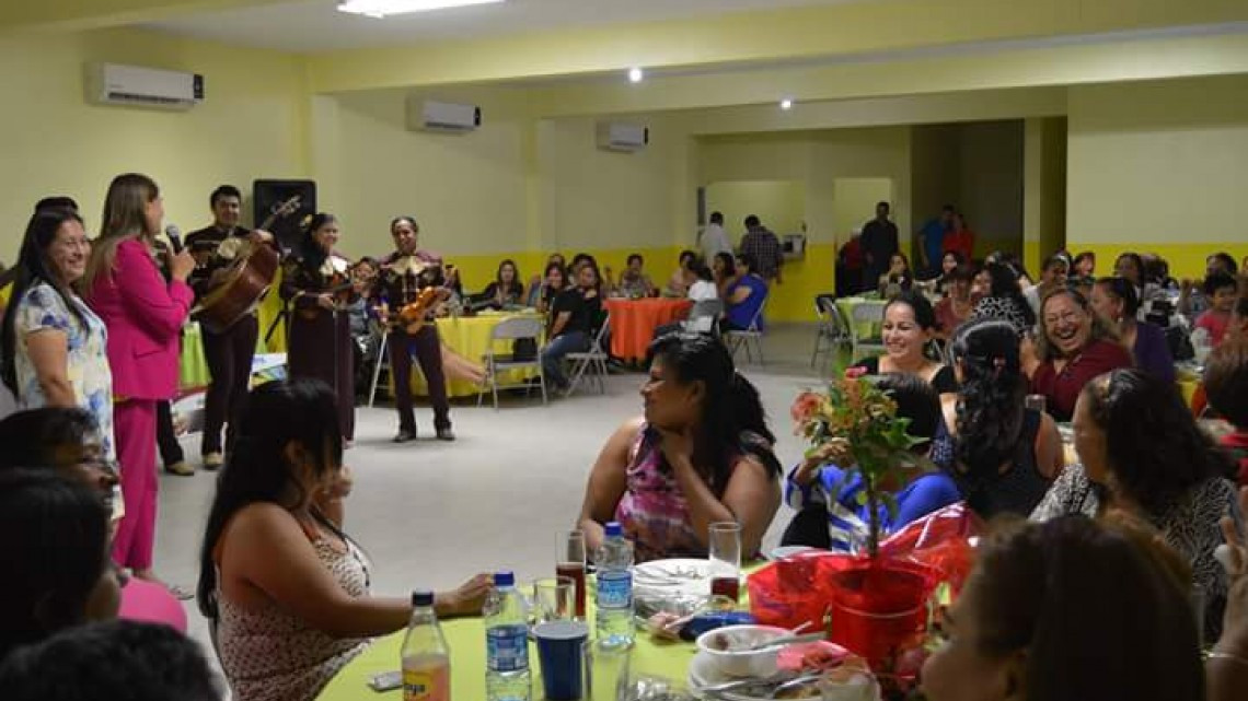 Festejan "Día de la madres" para las mujeres del sindicato de limpieza