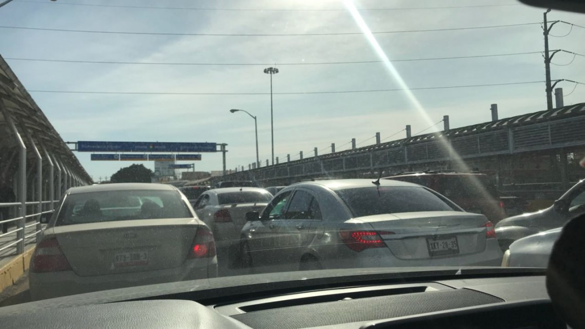 Aduana ocasiona largas filas por protocolos