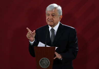 Funcionarios critican recorte de sueldos de AMLO