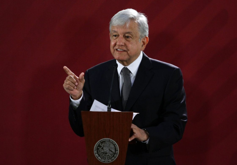 Funcionarios critican recorte de sueldos de AMLO