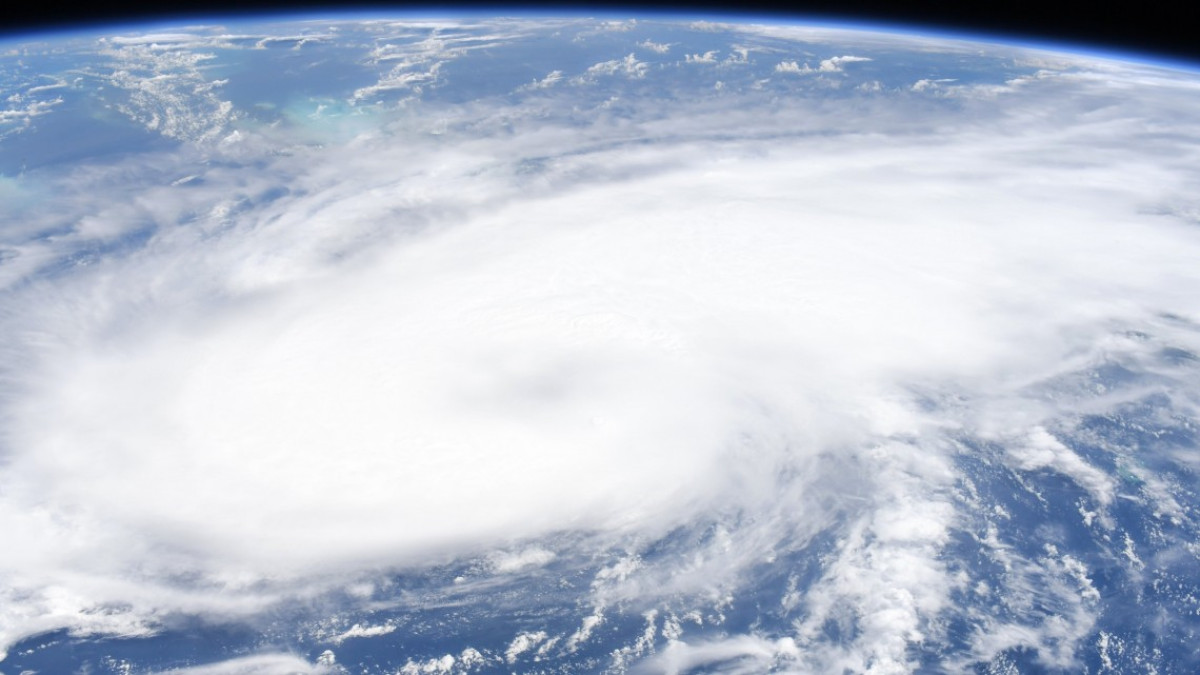 “Laura” continúa aproximándose a EU