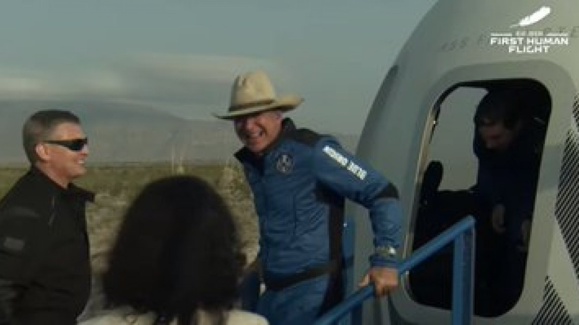 Jeff Bezos vuelve a tierra tras alcanzar el espacio con su propio cohete