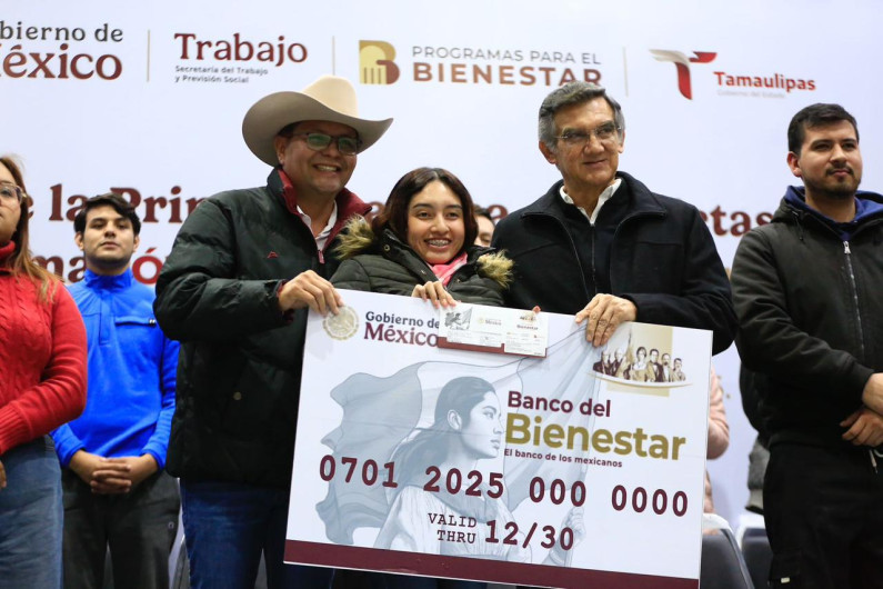 Entrega Américo tarjetas del programa 'Jóvenes Construyendo el Futuro'