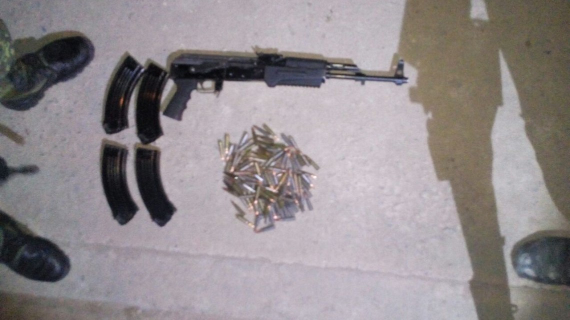 BOM asegura camioneta robada, un arma larga y cargadores