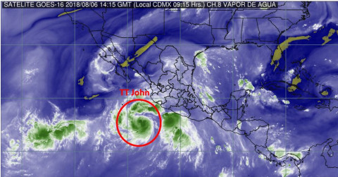 Tormenta tropical "John" continua en costas de Michoacán