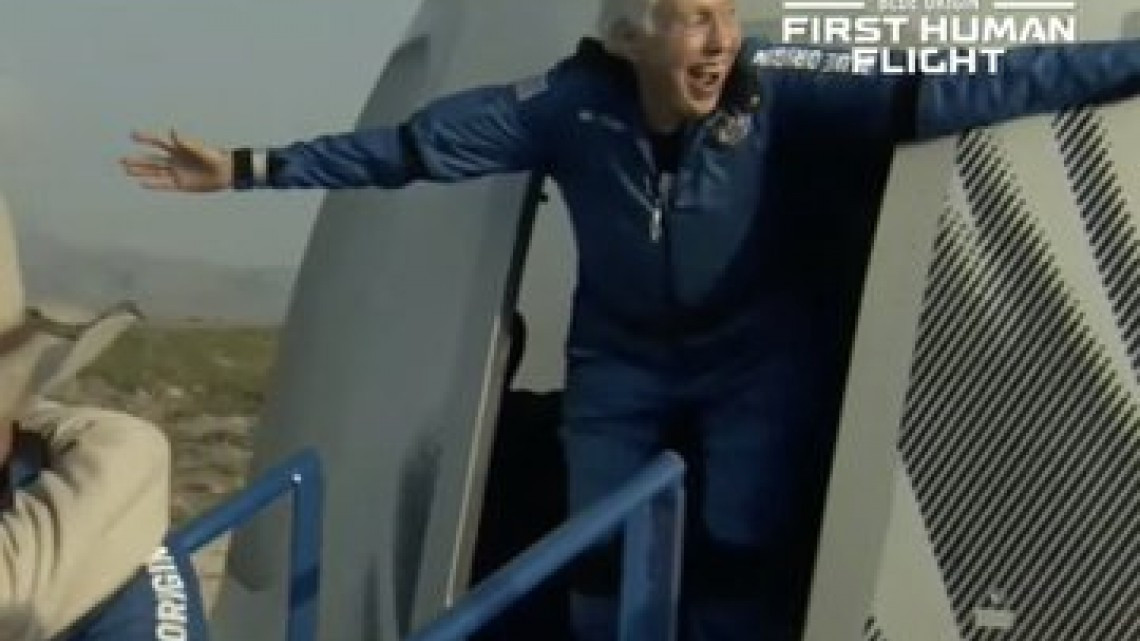 Jeff Bezos vuelve a tierra tras alcanzar el espacio con su propio cohete