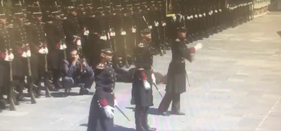 Se desmaya cadete en ceremonia por 104 aniversario de la Marcha de la lealtad