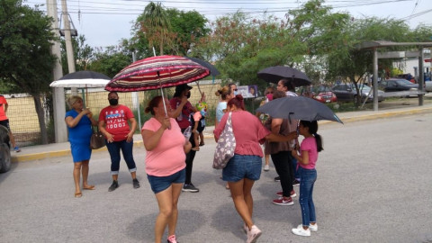 Cierran carretera por falta de agua y luz eléctrica 