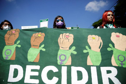 Dan libertad a Kenia, mujer salvadoreña condenada por aborto espontáneo