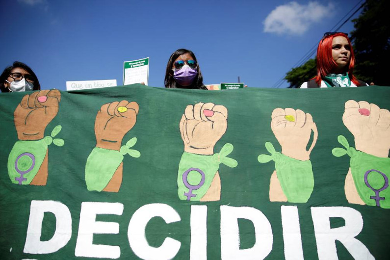 Dan libertad a Kenia, mujer salvadoreña condenada por aborto espontáneo