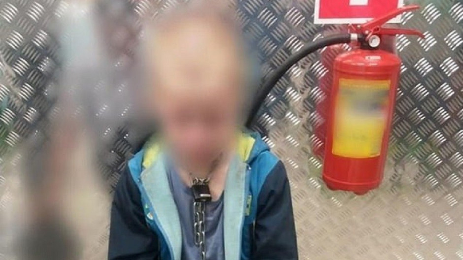 Niño en Rusia escapa de su casa luego de varios días encadenado 