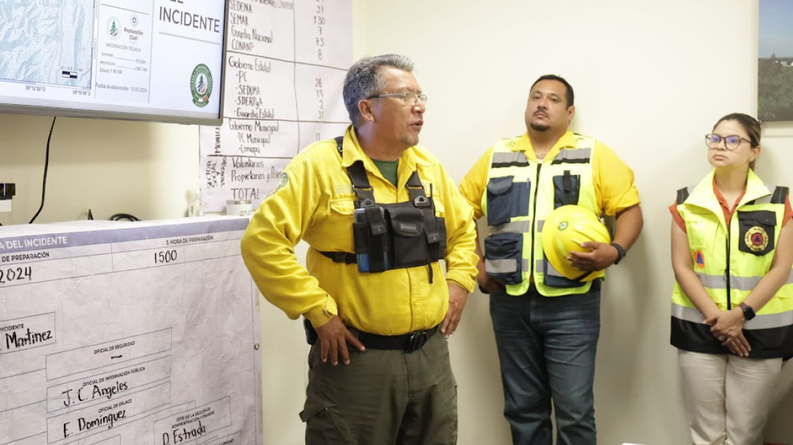 Avanza control de incendio en Cañón del Novillo; reconoce gobernador labor de brigadistas