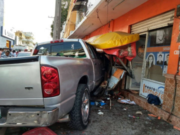 Suman ya 3 muertos del choque de camioneta contra puesto de tortas