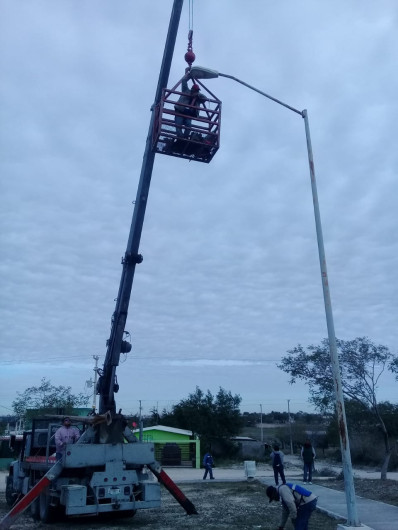 Rehabilita Municipio alumbrado en colonia Ayuntamiento 2000