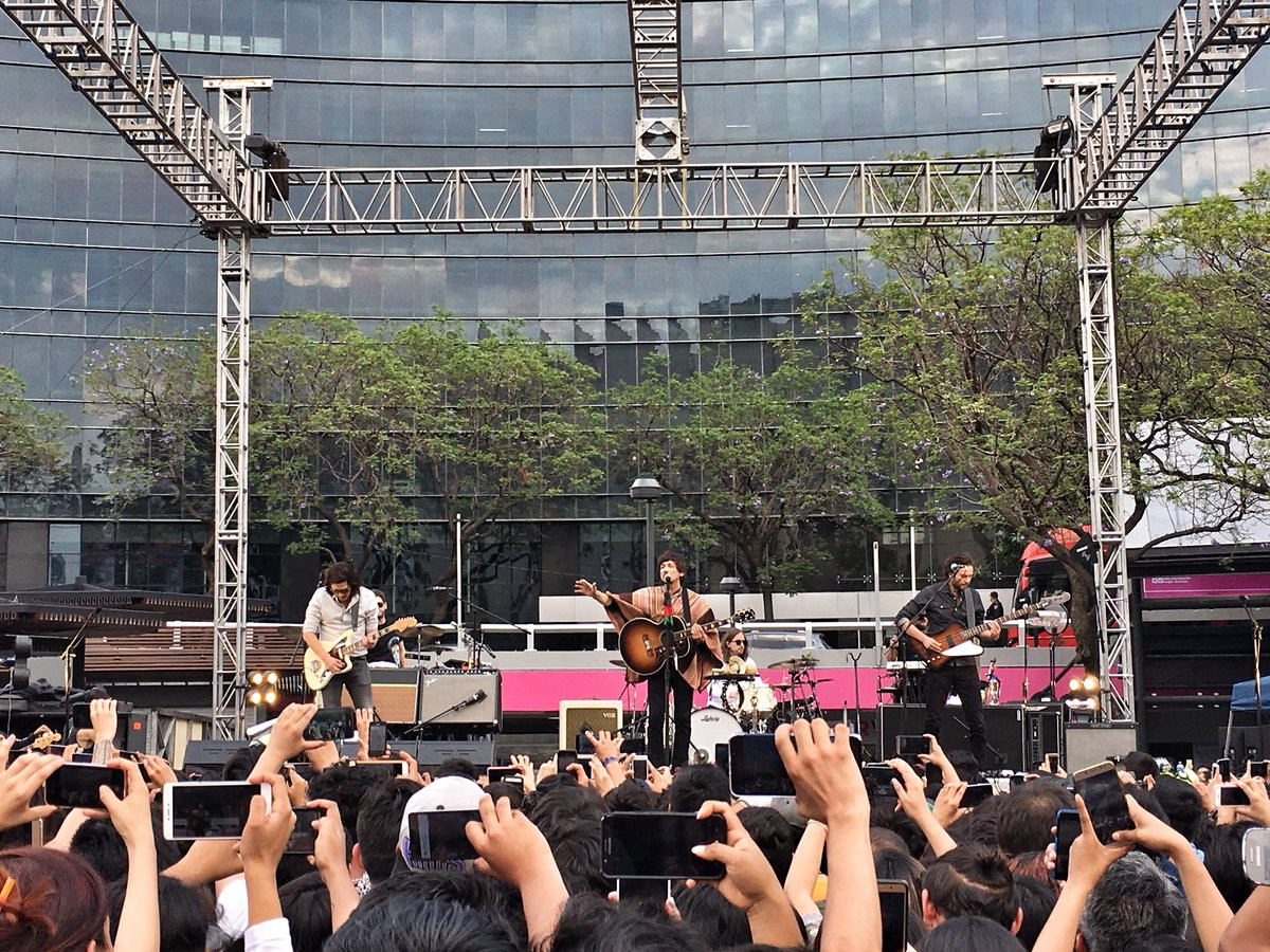 Zoé estrena disco en concierto sorpresa